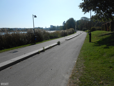 Az előnye kézzelfekvő: nem kell magunkkal cipelni a súlyos lakatot vagy láncot. Tampere is utat mutat, a várost kettészelő folyón több a gyalogos-kerékpáros átkelő, mint az autós.