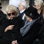 A temetésen természetesen jelen volt a Nemzet Színésze felesége, Bedők Bea is.