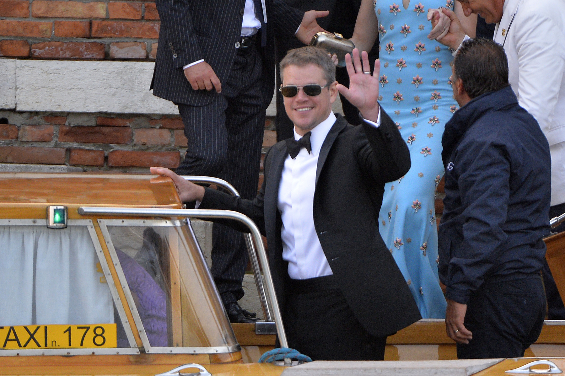 Matt Damon és felesége is tiszteletét teszi, de jelen lesz az esküvőn a U2 énekese, Bono is, illetve Emily Blunt és férje, valamint az amerikai Vogue szerkesztője, Anna Wintour is