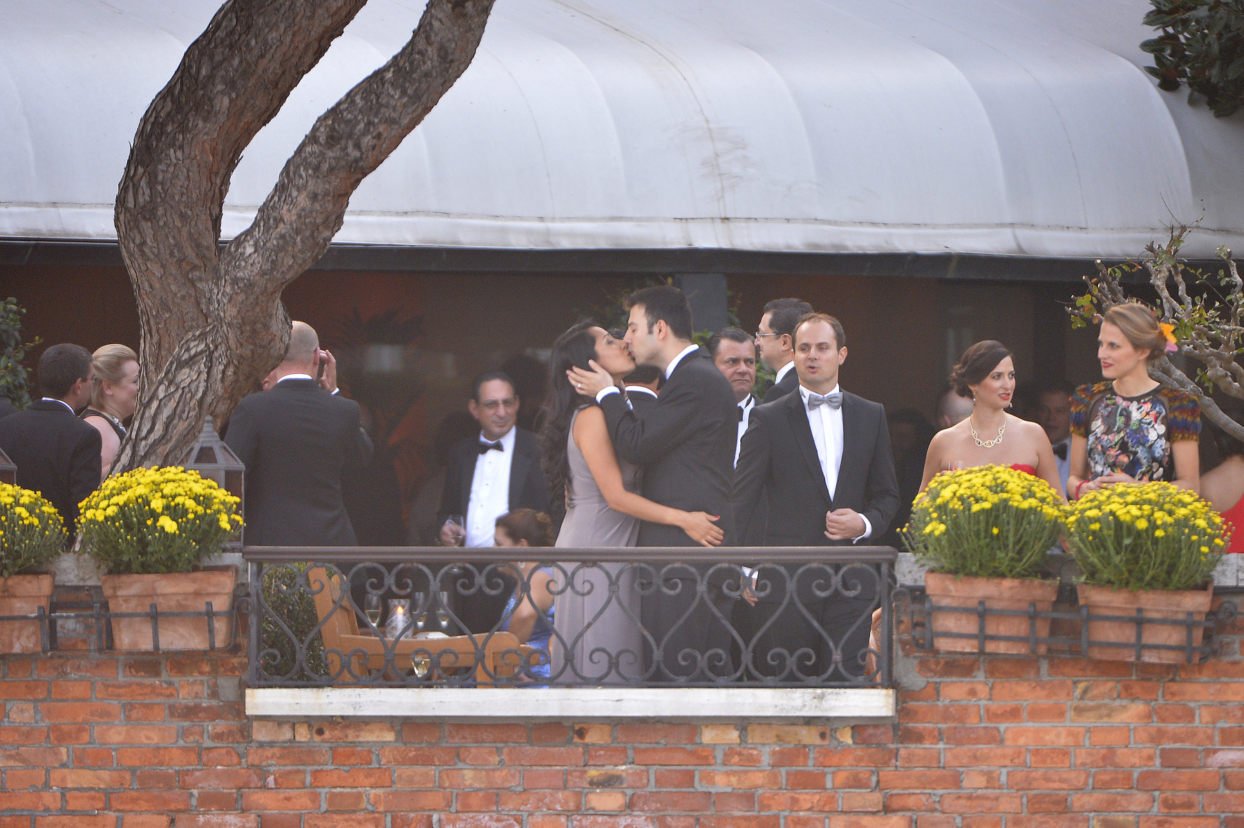 Matt Damon és felesége is tiszteletét teszi, de jelen lesz az esküvőn a U2 énekese, Bono is, illetve Emily Blunt és férje, valamint az amerikai Vogue szerkesztője, Anna Wintour is