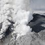 Az Ontake-vulkán egy légifelvételről. Szombaton váratlanul tört ki.