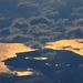 Szász András képén felkel a nap a Tihanyi-félsziget fölött. Jól látszik a tihanyi Belső-tó is a képen.