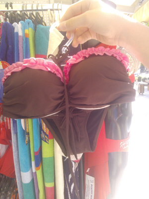 Ha egy egyszerűbb darabot keres, egy kis romantikával, ajánljuk ezt a fodros bikinit. 6000 forintért az öné lehet.