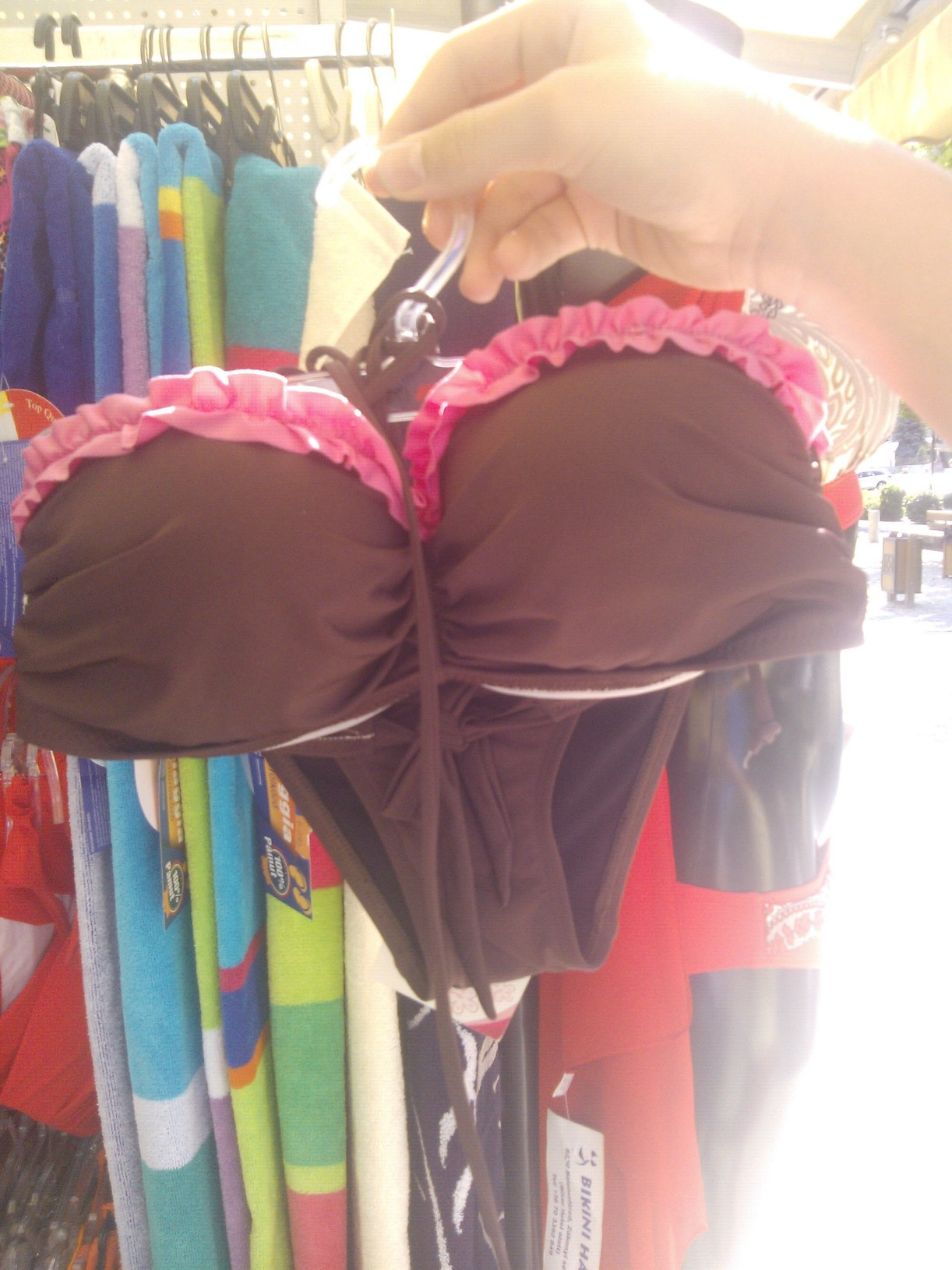 Ha egy egyszerűbb darabot keres, egy kis romantikával, ajánljuk ezt a fodros bikinit. 6000 forintért az öné lehet.