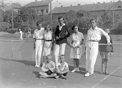 Teniszezők a Széll Kálmán téren, 1920-as évek