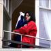 Michael Jackson Berlinben egy hotelszobából mutogatta a betakart fejű gyerekeit, a legfiatalabbat, Prince Michael II-t ki is lógatta az ablakon.
