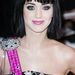 Katy Perry a Londonban megrendezett Brits Awards díjátadón jelent meg olyan sminkben, hogy lehetőleg minél kevesebb ember ismerhesse fel. A Hello Kitty motívumra ki sem térnénk, úgyis mindenki tudja, hogy minimum tavalyi divat.
