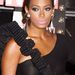 Solange Knowles, Beyoncé testvére az MTV Video Music Awards miatt esett túlzásba. A markáns fülbevaló, a vállon átvetett töltényöv és a hatalmas, rózsaszínre kent száj egyenként is elég feltűnők lettek volna. Solange Knowles kezéből csak egy szamurájkard hiányzik, és azonnal a B-mozik új, szexi sztárja lehetne.