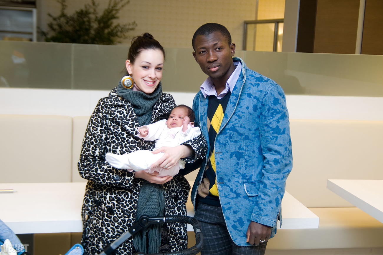 Shodeinde Dorottya férjével és kislányával