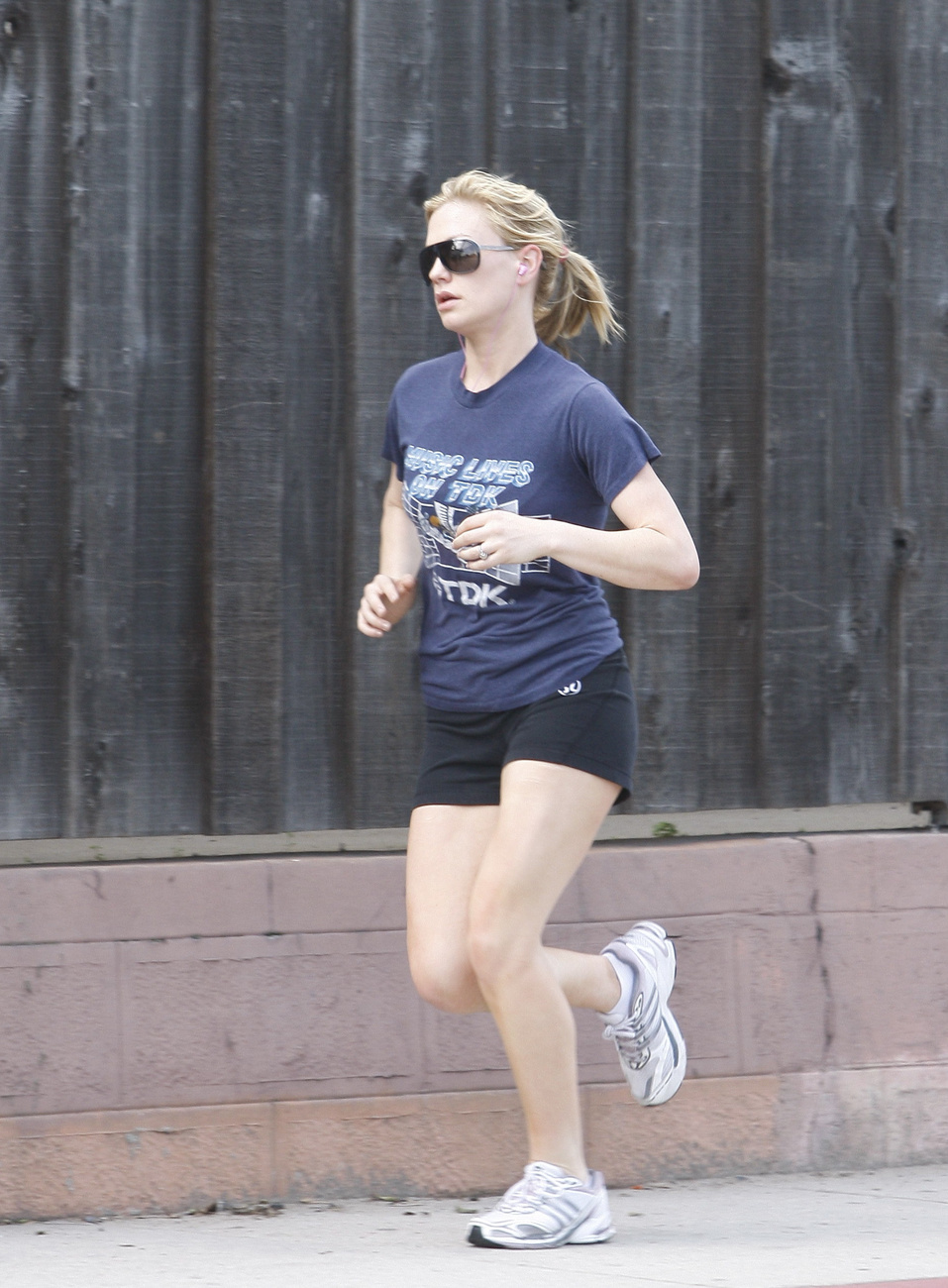 Reese Witherspoon nemcsak jógázik, hanem fut is