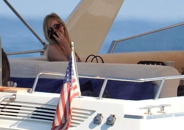 Az énekesnő jachtját amerikai zászló díszíti.