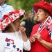 A királyi család rajongói várják Londonban, hogy Vilmos herceg és Kate Middleton összeházasodjon