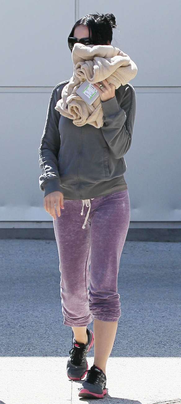 Natali Portman az arcában egy újsággal sétál 2012 elején