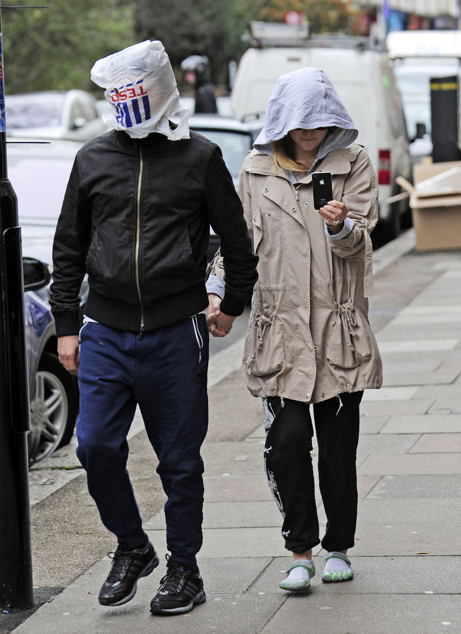 Natali Portman az arcában egy újsággal sétál 2012 elején
