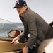 2012. január 10. Ashton Kutcher sportkocsival, jegygyűrű nélkül jaszkarizik