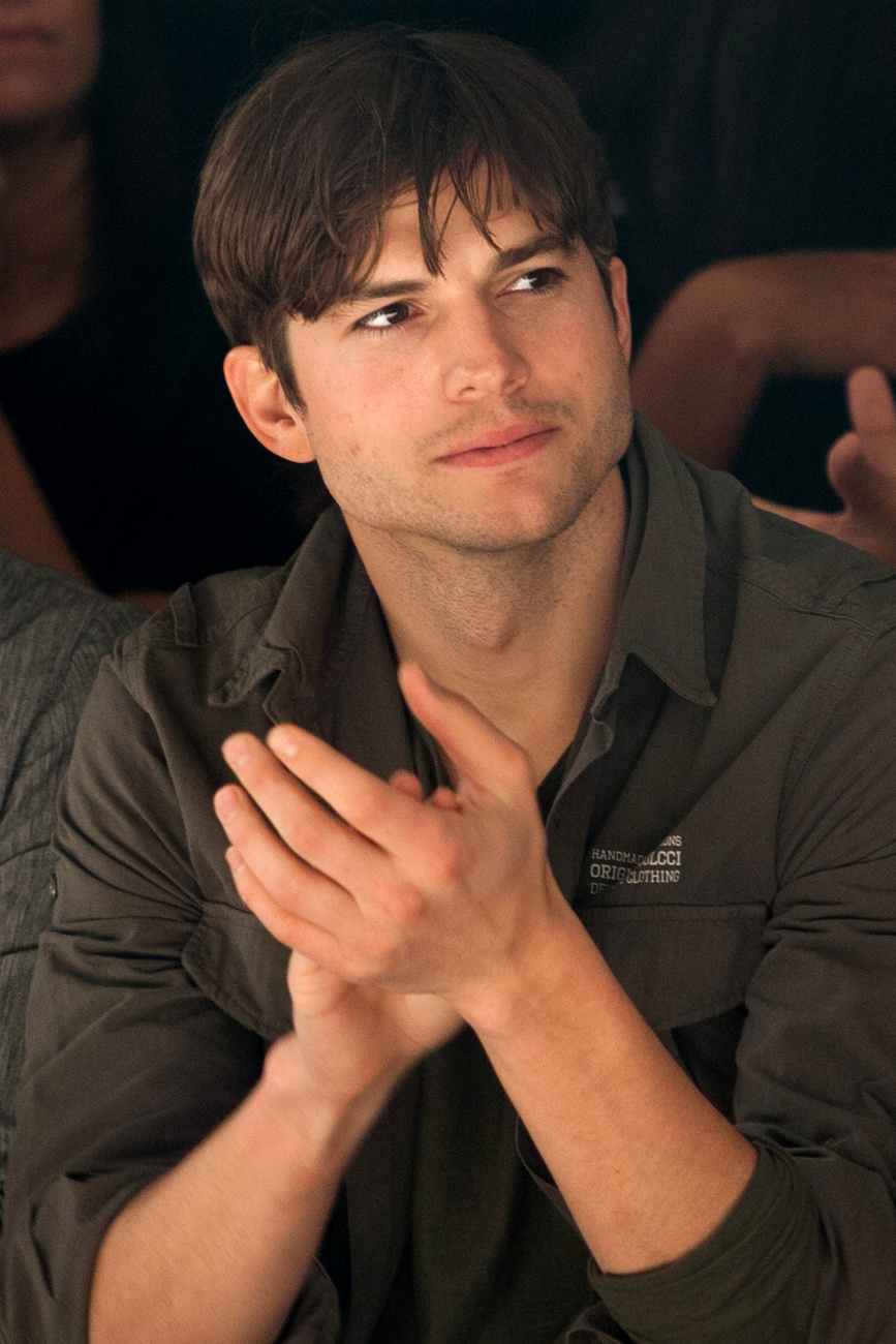 2012. január 23. Ashton Kutcher a sao paulói divathéten nézelődik.