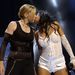 Madonna és Christina csókolóznak a Video Music Awards 2003 nyitószámában