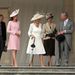 Kate Middleton, Károly herceg, a felesége Camilla és két vendég, aki követi őket. Ötből három embernél esernyő