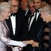 Judi Dench 2006-ban rázhatott kezet II. Erzsébettel, aki szép ezüstös ruhában fogadta