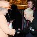 Annie Lennox tavaly a baracknak öltözött királynővel találkozott. Ő aztán meg sem próbálta túlöltözni II. Erzsébetet
