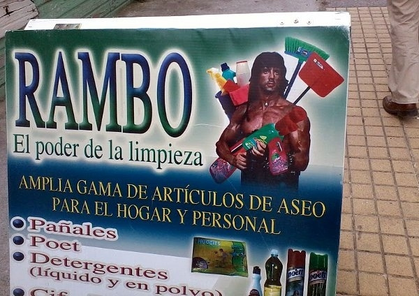 Ezen a szintén spanyol nyelvű plakáton pedig különféle tisztítószereket reklámoznak Rambóval, vagyis Sylvester Stallonéval