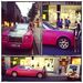 A londoni Belgrave hotel előtt fotózta új kicsikéjét a gazdag csemete, egy rózsaszín Rolls Royce-t