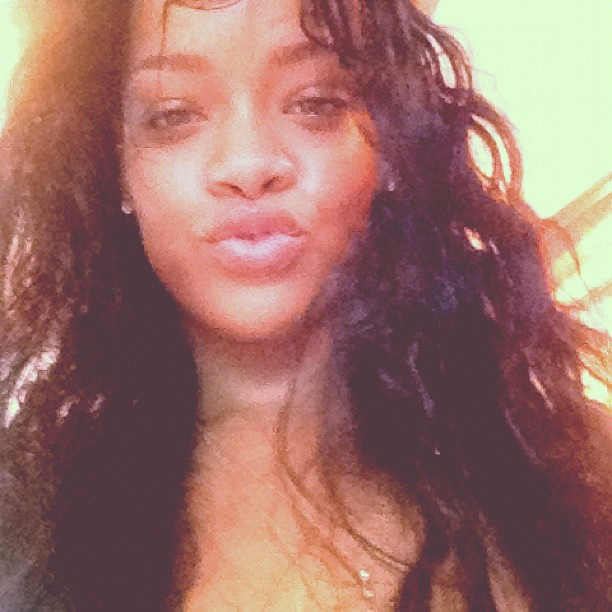 Nyaraló-mosolygós Rihanna