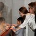 Angelina Jolie és Brad Pitt tavaly áprilisban a kínai művészetet ismertették meg fiukkal, Paxszal egy Los Angeles-i múzeumban