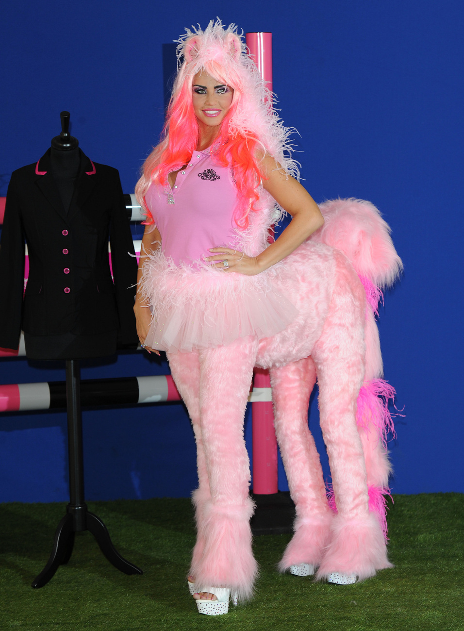 És a legfrissebb, néhány nappal ezelőttről. Price pink kentaurnak öltözve ünnepelte lovaglóruha márkájának (KP Equestrian) ötödik évfordulóját Londonban