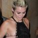 Miley Cyrus szinte sosem hord melltartót, ezen a februári képen sem