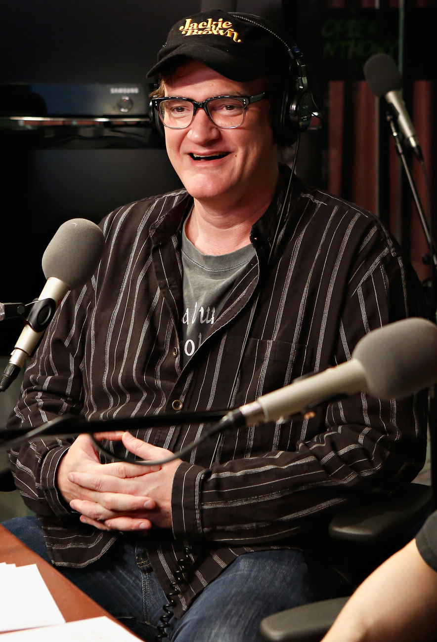 Quentin Tarantino rendező-producer egy baseball sapkával kerülte ki a haj vs. fejhallgató problémát a Sirius rádió stúdiójában 2012-ben