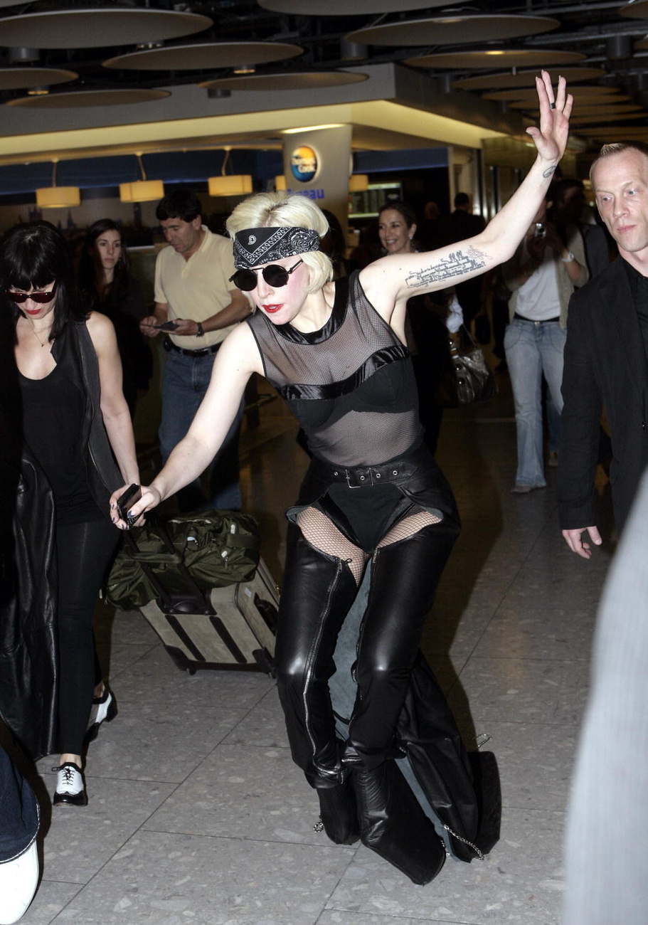 Lady Gaga idióta cipőjében vétette el a lépést a londoni reptéren.