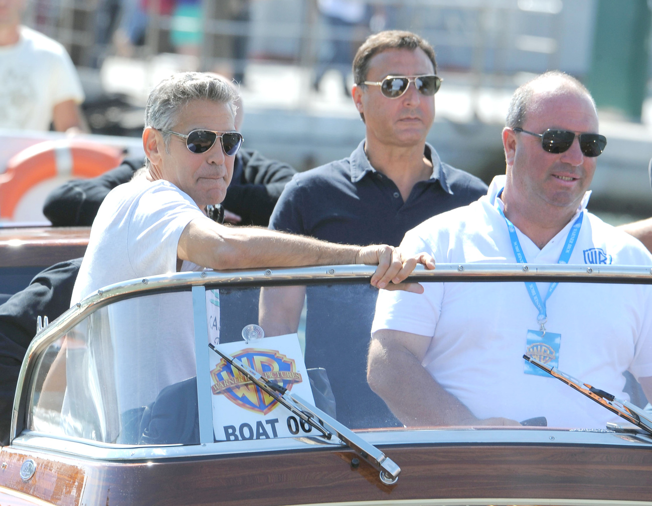 George Clooney és Sandra Bullock, illetve a színésznő kisfia, Louis együtt mentek a Velencei Filmfesztiválra