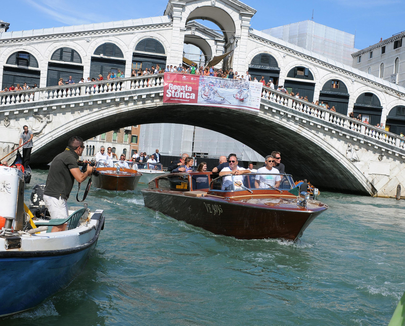George Clooney és Sandra Bullock, illetve a színésznő kisfia, Louis együtt mentek a Velencei Filmfesztiválra