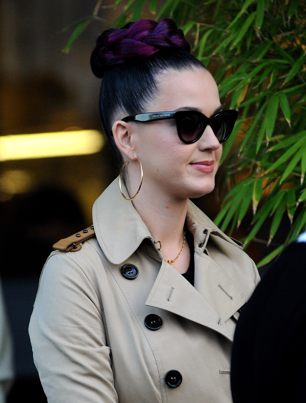 Katy Perry énekesnő lila kontyot csavart fekete hajára
