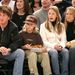 Sean Penn, Robin Wright és két közös gyerekük 2004-ben egy kosármeccsen