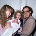1988-at írunk, a kép bal szélén Mia Farrow tartja karjában Ronant (akit hivatalosan Satchelnek hívnak), a jobb oldalon pedig Allen tartja a kezében Dylant