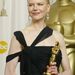 A legjobb színésznőnek járó Oscar-díjat tartja a kezében 2003-ban, amit az Órák című filmért kapott.