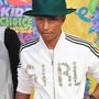 Pharrell Williams a szívárvány minden színében beszerzett egy túlméretes kalapot