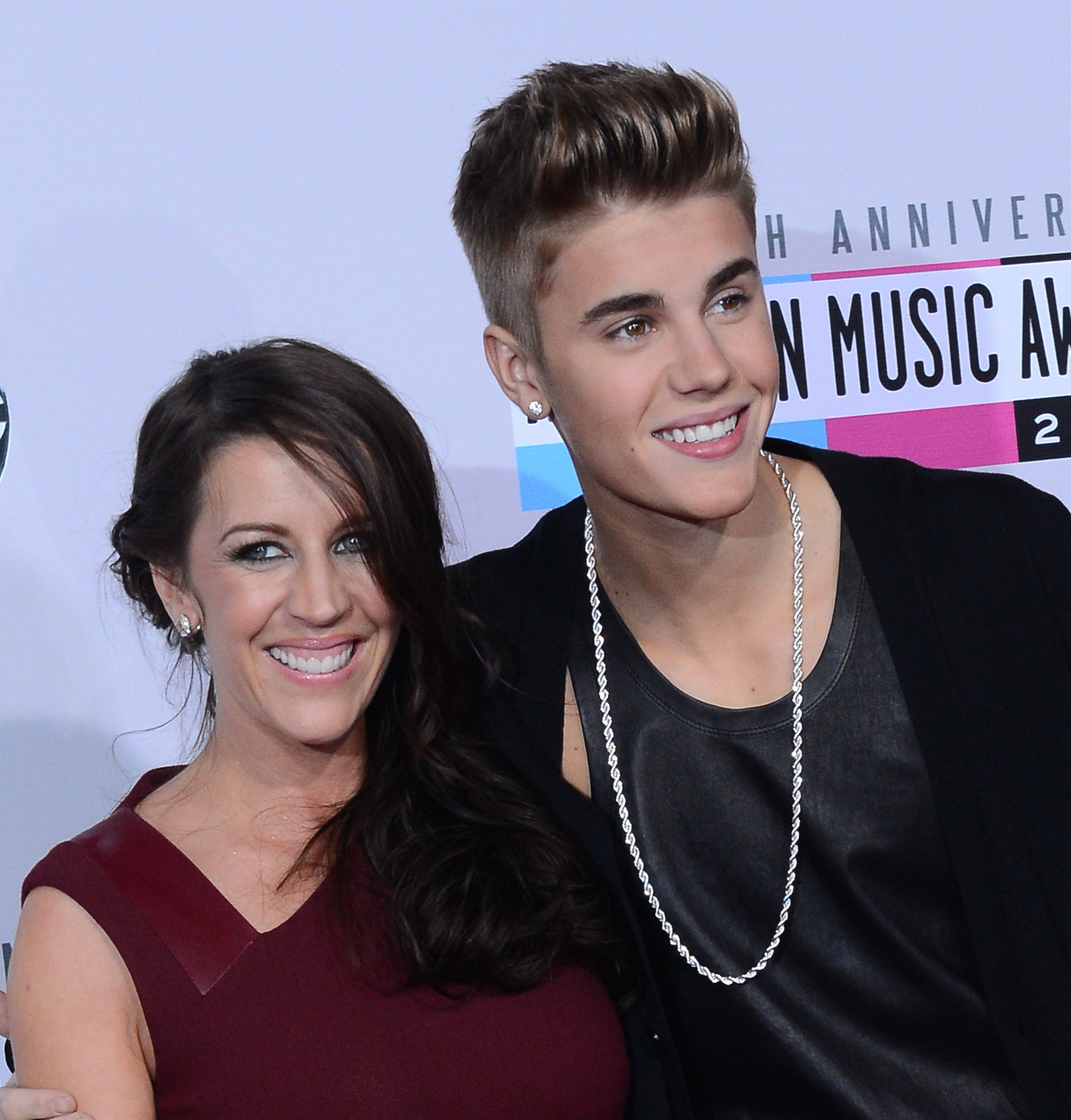 Justin Bieber pedig vélhetően ezt fogja énekelni dögös anyukájának, Patriciának: 