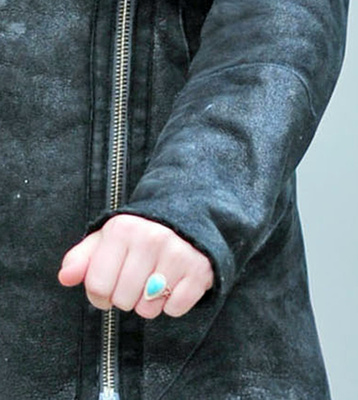 A kezén még mindig ott van a gyűrű
