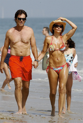 Lisa Rinna és Harry Hamlin 2009-es bolyongása a tengerparton. Túlformázott hasak.