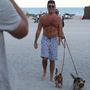 Simon Cowell és kutyái Miami Beachen. Több sport kéne.