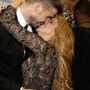 Shakira jól tartja magát, de hát a tények makacs dolgok. Ő, és focista párja, Gerard Piqué között 10 év van, naná, hogy a nő javára. Szenvedélyes kapcsolatukból egy gyermek már született, és állítólag a második is úton van.