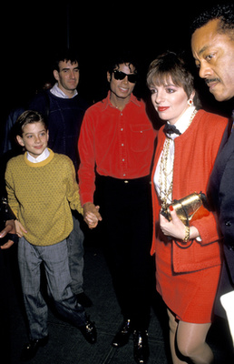 Michael Jackson és James Safechuck 1988-ban, többek közt Liza Minelli társaságában.