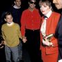 Michael Jackson és James Safechuck 1988-ban, többek közt Liza Minelli társaságában. Vajon ekkor is vakargatta a kisfiú tenyerét?