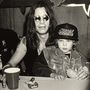 Ozzy Osbourne a No More Tears című lemezének megjelenésekor, ölében az akkor nagyjából ötéves fiával