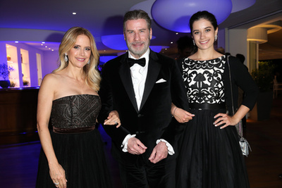 És íme a teljes család a 2018-as Cannes-i Filmfesztiválon, Franciaországban. A fotón (jobbról) John Travolta felesége, Kelly Preston, majd a színész és végül lánya, Ella.