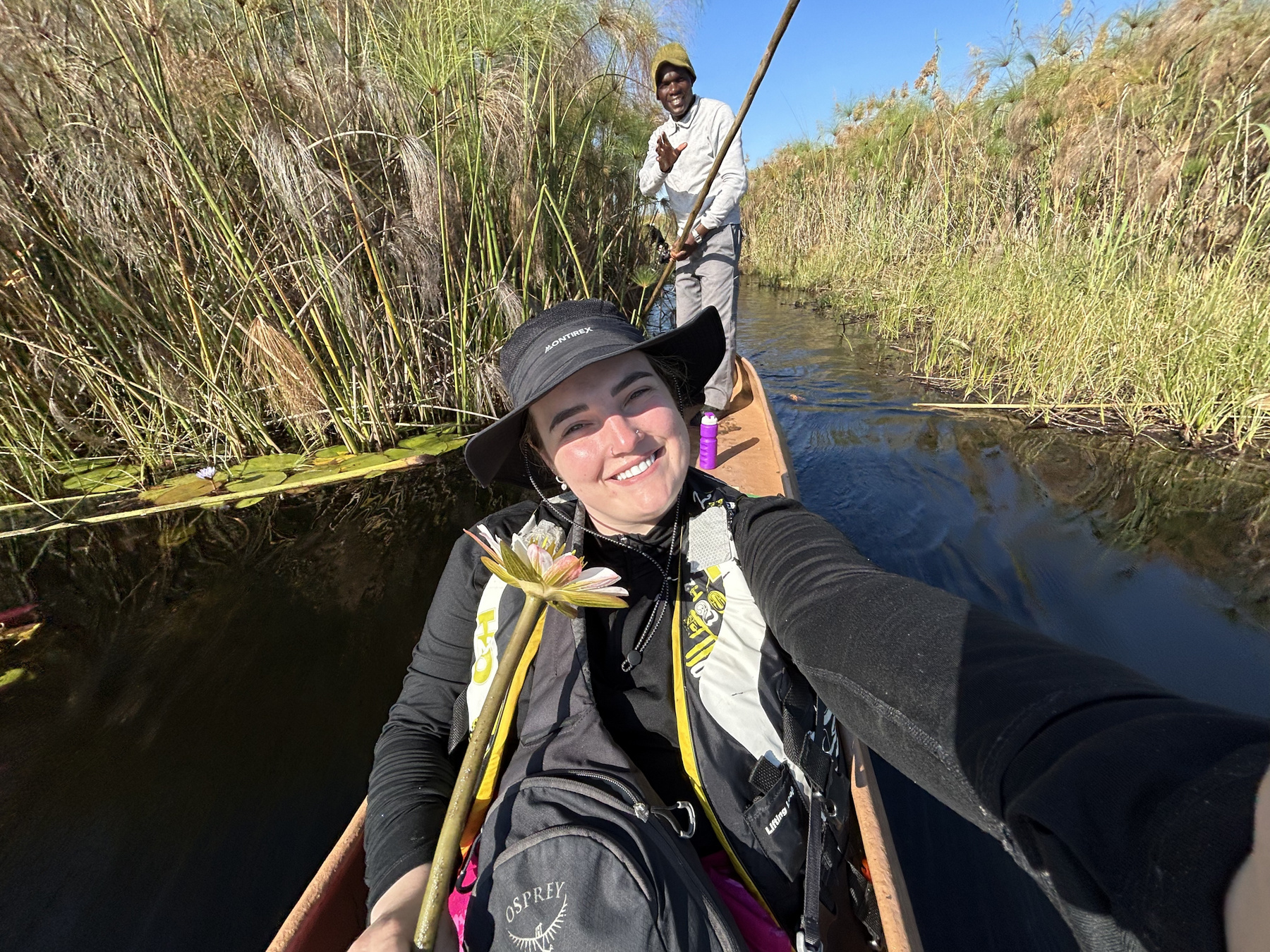 Madeline Jay csónakban az afrikai Botswanában, egy vízilovakkal és krokodilokkal teli terepen.