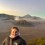 Madeline Jaye a Bromo vulkánnál, Indonéziában.